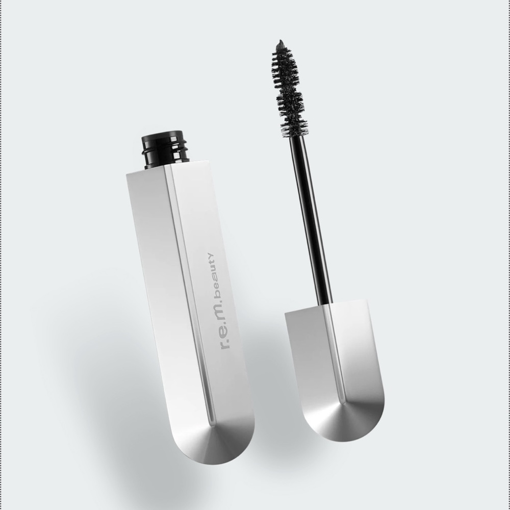 R.E.M VOLUMIZING MASCARA